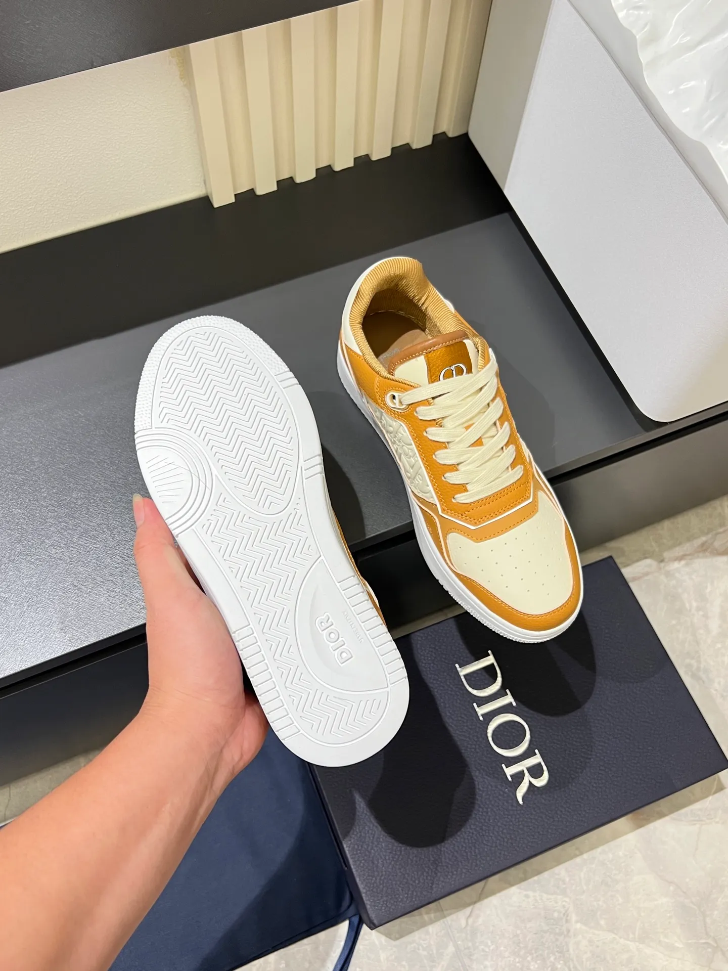 Men's shoes 💰p400 "Dio*" mid-top B27 casual sneakers. This B27 high-top sneaker is a new product in the series and continues Di*r's classic style. Crafted from gray and white smooth calf leather with beige and black Oblique print panels on the sides. The "CD Icon" shaped shoelace eyelets are clever and delicate, and the two-color rubber sole, rear collar and heel are all equipped with the brand's iconic details to enhance the style. Oblique printed straps at the ankle allow for an adjustable fit to complement the overall design. Fashionable and versatile, it can complement any look. Create an exquisite design with unique dynamic vitality and modern atmosphere, presented in low-top and high-top styles. This new must-have shoe adds a new dimension to Dior's archive heritage, embodying modern elegance. Purchase the original version and make it 1:1. If you need top quality, please come to me! Male 38-44!